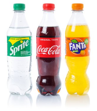 Stuttgart, Almanya - 29 Ağustos 2021 Coca-Cola Coca-Cola Fanta Sprite ürünleri limonata içecekleri Almanya 'nın Stuttgart kentindeki beyaz arka planda izole edilmiş plastik şişelerde.