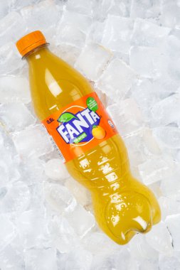 Stuttgart, Almanya - 31 Ağustos 2021 Fanta portakallı limonata meşrubatı Stuttgart, Almanya 'da buz küpleri şeklinde plastik bir şişe içinde.