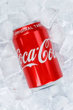 Stuttgart, Almanya - 31 Ağustos 2021 Coca Cola Coca-Cola, Stuttgart, Almanya 'da buz küpleri portresi formatında limonata ile limonata..