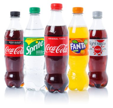 Stuttgart, Almanya - 29 Ağustos 2021 Coca-Cola Coca-Cola Fanta Sprite limonatalı meşrubat Almanya 'nın Stuttgart kentindeki beyaz arka planda izole edilmiş plastik şişelerde.