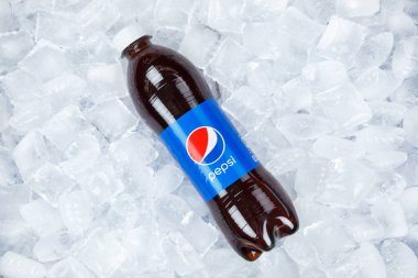 Stuttgart, Almanya - 31 Ağustos 2021 Pepsi Cola plastik şişe limonata ile Stuttgart, Almanya 'da buzlu içecek.