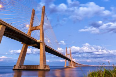 Lizbon Portekiz Köprüsü Ponte Vasco da Gama Tejo Nehri üzerinde seyahat ediyor.
