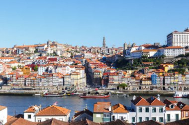 Porto Portekiz eski kasaba binaları Douro nehir seyahati teknesi ile Dünya Mirası