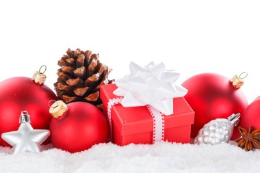 Noel baloları süsleme hediyeleri sunar beyaz arka planda izole edilmiş süsler.