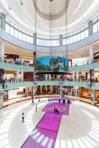 ドバイ アラブ首長国連邦 2021年5月27日アラブ首長国連邦ドバイのドバイモール高級ショッピングセンターの肖像フォーマット — ストック写真