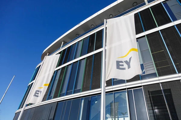 Stuttgart, Almanya - 19 Aralık 2020 Ernst & Young EY genel merkezi Skyloop binası Almanya 'daki Stuttgart havaalanı.
