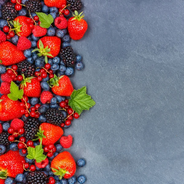 果実果実果実イチゴイチゴブルーベリーコピースペース付きブルーベリー平らな夏に正方形 — ストック写真