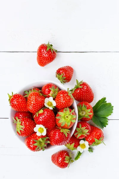 草莓果实草莓果实复制空间在碗夏天的肖像格式 — 图库照片