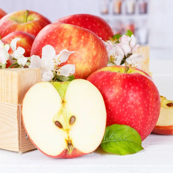 Manzanas Frutas Manzana Roja Fruta Una Caja Con Hojas Cuadradas —  Fotos de Stock