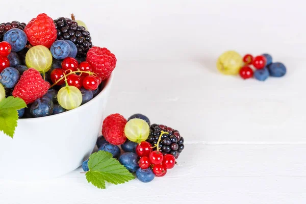 Φρούτα Μούρα Φράουλες Φράουλα Βατόμουρα Βατόμουρο Ένα Μπολ Καλοκαίρι — Φωτογραφία Αρχείου