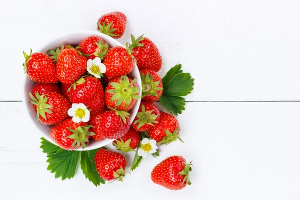 草莓果实草莓果实复制空间在碗夏天 — 图库照片
