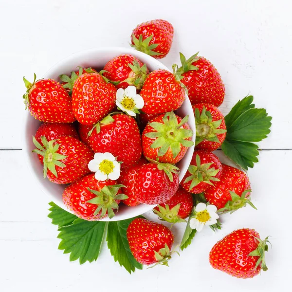 草莓果实累累 草莓果实累累 夏天一碗 — 图库照片