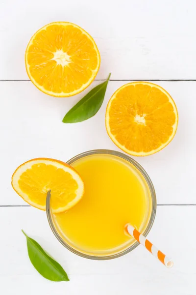 오렌지 주스는 초상화 모양의 오렌지 위에서 마십니다 — 스톡 사진