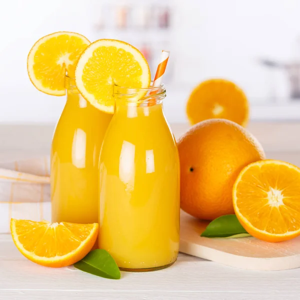 Napój Soku Pomarańczowego Butelce Drewnianym Placu Pomarańczowym — Zdjęcie stockowe