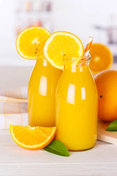木製の板の肖像画形式のオレンジジュースボトルで飲むオレンジ — ストック写真