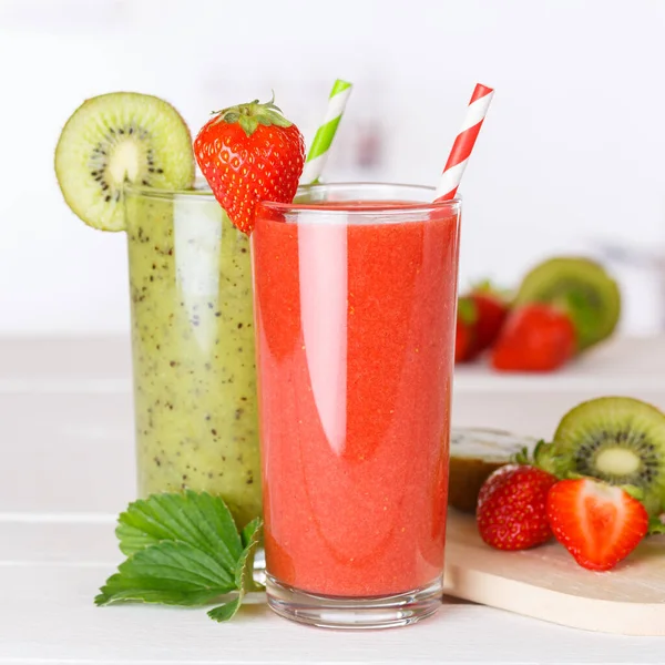 Smoothies Groene Smoothie Vruchtensap Gezonde Dranken Fruit Drinken Een Glazen — Stockfoto