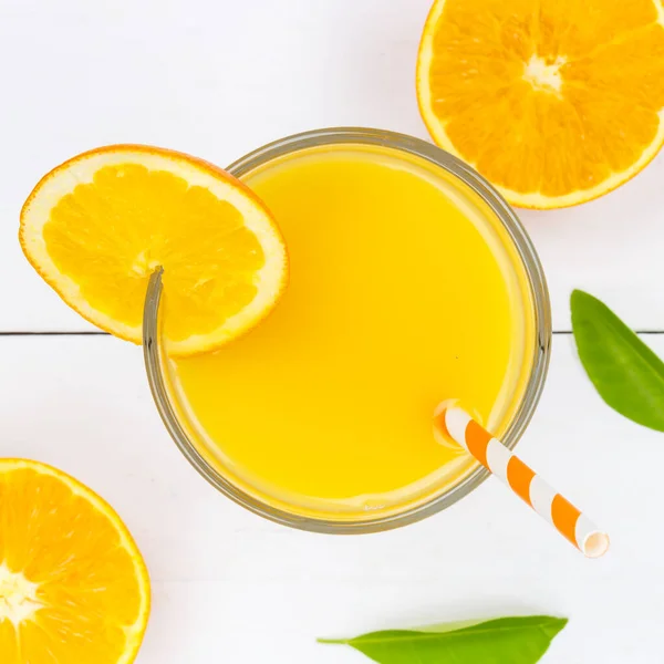 네모난 오렌지 위에서 오렌지 주스를 마십니다 — 스톡 사진