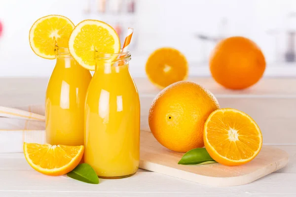 Bebida Jugo Naranja Botella Sobre Tabla Madera Naranjas — Foto de Stock