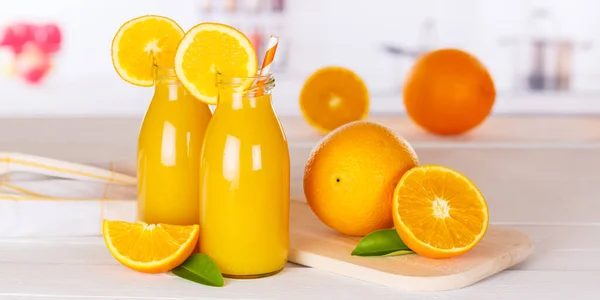 Bebida Zumo Naranja Botella Sobre Tabla Madera Panorama Naranjas — Foto de Stock