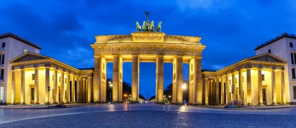 Berlin Brandenburger Tor Gate Németországban Éjszaka Kék Óra Panoráma Kilátás — Stock Fotó