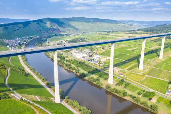Zeltingen Almanya yolundaki Moselle Nehri üzerindeki köprü