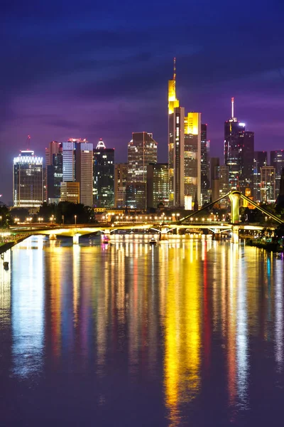 Frankfurter Skyline Mit Main Wolkenkratzer Hochformat Der Dämmerung — Stockfoto