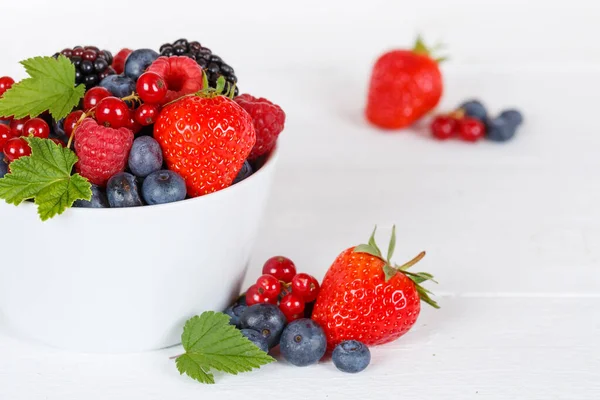 Berries Fruits Berry Fruit Strawberries Strawberry Blueberries Blueberry Wooden Board — Foto Stock