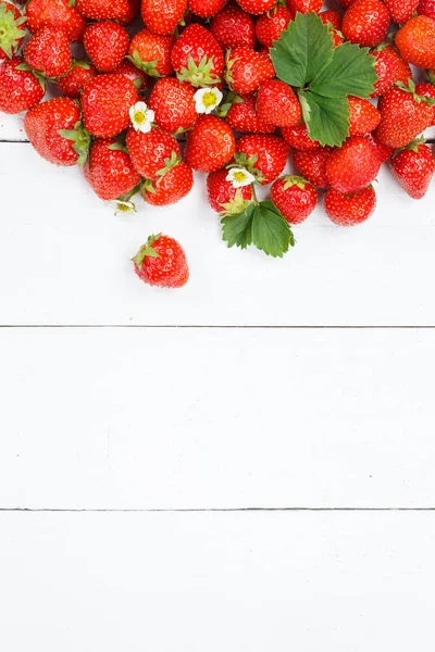 Çilek meyveli çilek. Kopya uzay fotokopi alanı olan. Tahta portre şeklinde yaz.