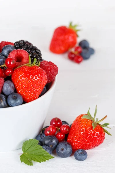 Φρούτα Μούρα Φράουλες Φράουλα Βατόμουρα Βατόμουρο Ξύλινη Μορφή Πίνακα Πορτρέτο — Φωτογραφία Αρχείου