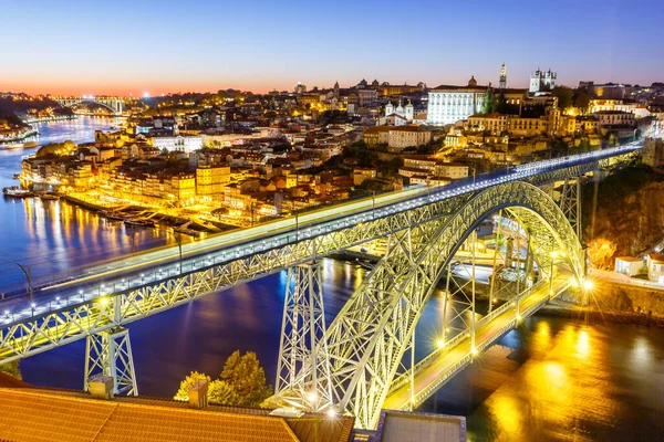 ポルトポルトガル橋Ponte Dom Luis Douro川の町の旅行で夕暮れ時 — ストック写真