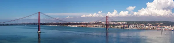 里斯本葡萄牙桥 Ponte Abril 横跨Tejo河全景镇旅行 — 图库照片