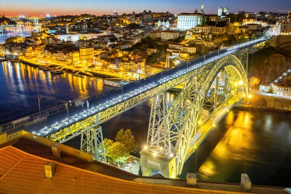 Porto Portekiz köprüsü ile Dom Luis I Douro nehir kenti Alacakaranlık Gecesinde seyahat