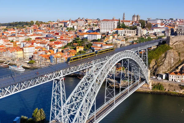 波尔图葡萄牙港与Ponte Dom Luis Douro桥 乘坐有轨电车旅行 — 图库照片