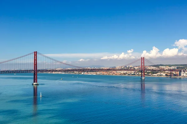 里斯本葡萄牙桥阿布里埃尔桥25号横跨Tejo河城镇旅行 — 图库照片