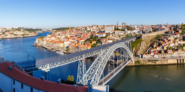 ポルトポルトガル橋Ponte Dom Luis Douro川の町旅行パノラマ旅行 — ストック写真