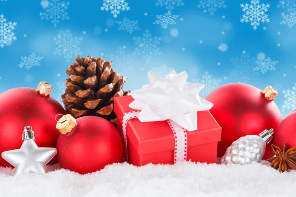 İçinde toplar olan Noel kartı süs eşyaları hediye paketi.