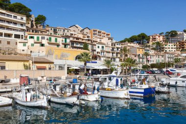 Mallorca marinasındaki Port de Soller kasabası. Tekneleri İspanya 'da tatil şehrini geziyor.