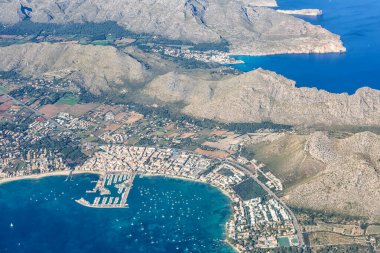 Mallorca yat limanındaki Port de Pollenca 'da tatilde İspanya turizminde havadan çekilmiş bir resmi var.