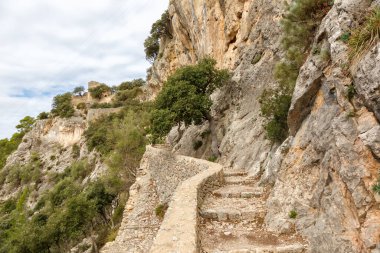 Castell d 'Alaro Kalesi' ne giden merdivenler Mallorca 'da yürüyüş parkurunda İspanya' da tatil turizmi yapıyor.