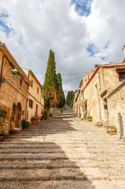 El Calvari Kilisesi 'ne giden Mallorca merdivenlerinde Pollenca tatilinde İspanya' da hava manzaralı resim formatında