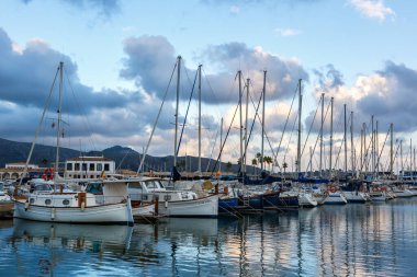 Mallorca 'da yelkenli tekneli Port de Pollenca marinası İspanya' da tatil teknesinde seyahat ediyor.