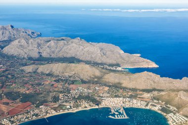 Mallorca yat limanındaki Port de Pollenca 'da tatilde İspanya turizminde havadan çekilmiş bir resmi var.