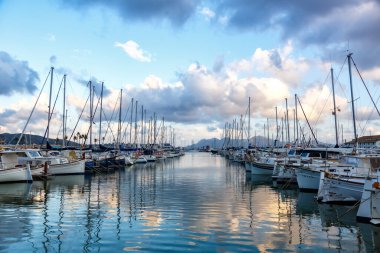 Mallorca 'da yelkenli tekneli Port de Pollenca marinası İspanya' da tatil teknesinde seyahat ediyor.