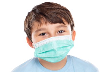 Coronavirus Corona Virüsü 'ne karşı yüz maskesi takan küçük çocuk. Beyaz bir arka planda izole edilmiş Covid portresi.
