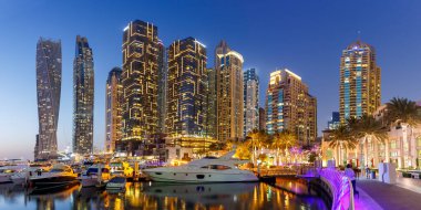 Dubai Marina ve Liman Ufuk Çizgisi Mimarisi, Birleşik Arap Emirlikleri 'nde gece yarısı yat teknesiyle lüks bir seyahat.