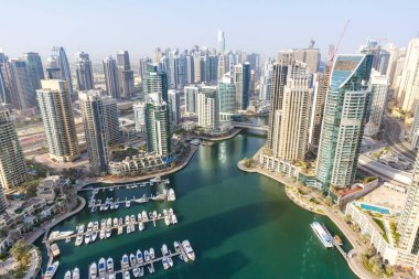 Dubai Marina ve Harbour gökdelen mimarisi Birleşik Arap Emirlikleri 'nde yatlı modern zenginlik seyahatini gözden geçirir.