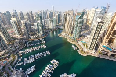 Dubai Marina ve Harbour gökdelen mimarisi Birleşik Arap Emirlikleri 'nde yatlı modern zenginlik seyahatini gözden geçirir.