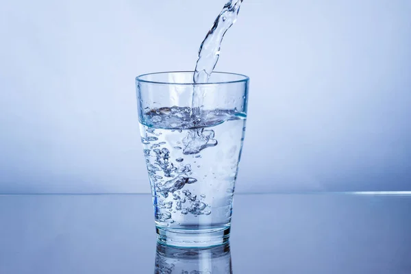 Menuangkan Air Mineral Dalam Gelas — Stok Foto