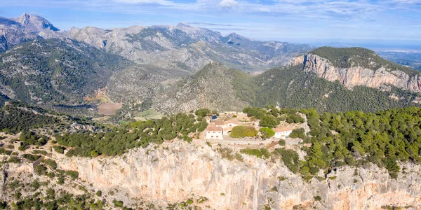 西班牙马略卡山景观中城堡城堡的废墟旅游度假航拍全景 — 图库照片