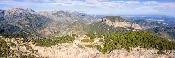 西班牙马略卡山景观中城堡城堡的废墟旅游度假航拍全景 — 图库照片
